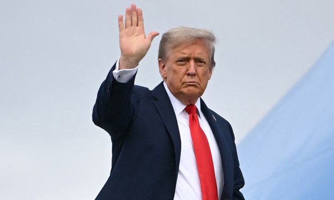 Tổng thống Trump lên chuyên cơ Không lực Một sau hội nghị thượng đỉnh tại bang Alaska ngày 15/8. Ảnh: AFP