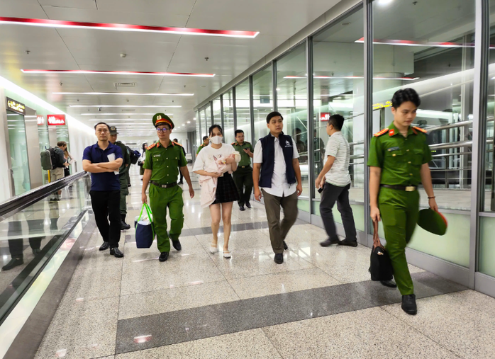 Tổ công tác dẫn giải Ngô Thị Thêu tại Sân bay Nội Bài. Ảnh: Bộ Công an