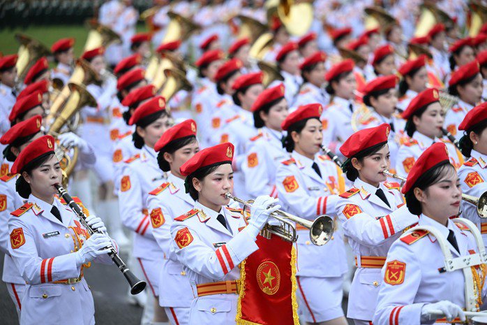 Trong ảnh là nữ khối quân nhạc tham gia hợp luyện