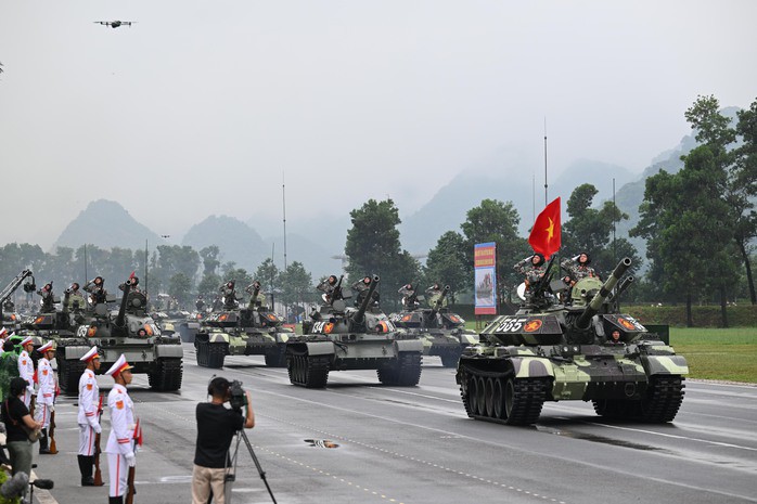 Trong ảnh là khối tăng thiết giáp với nhiều xe tăng hiện đại được biên chế trong quân đội nhân dân Việt Nam