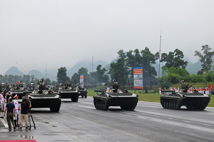 VIDEO: Hơn 16.000 cán bộ, chiến sĩ hợp luyện diễu binh, diễu hành dưới trời mưa tầm tã - 13