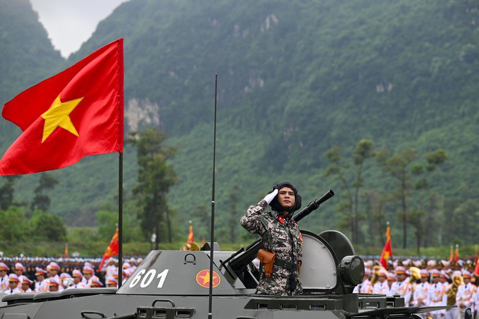 VIDEO: Hơn 16.000 cán bộ, chiến sĩ hợp luyện diễu binh, diễu hành dưới trời mưa tầm tã - 12