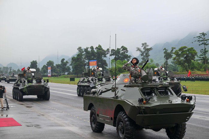 VIDEO: Hơn 16.000 cán bộ, chiến sĩ hợp luyện diễu binh, diễu hành dưới trời mưa tầm tã - 14
