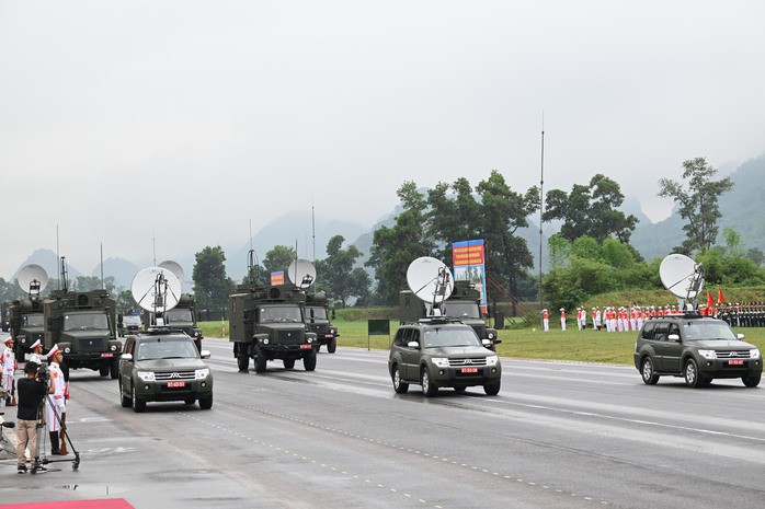 VIDEO: Hơn 16.000 cán bộ, chiến sĩ hợp luyện diễu binh, diễu hành dưới trời mưa tầm tã - 16