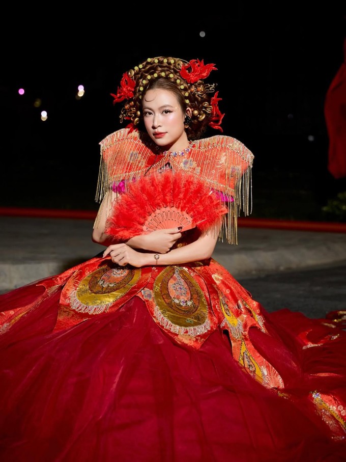 Giọng ca sinh năm 1988 duy trì làn da trắng mịn, hầu như không có khuyết điểm. Ảnh: Instagram hoangthuylinhofficial