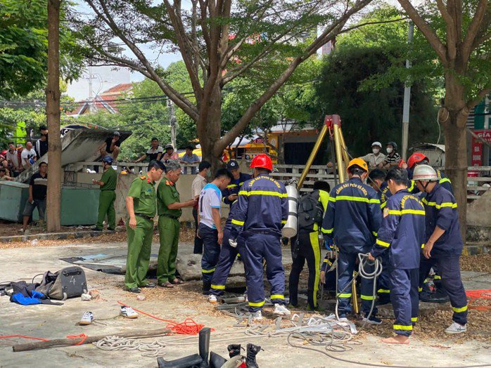 Lực lượng chức năng đưa nạn nhân ra khỏi hầm cống và đưa đi cấp cứu nhưng anh H. đã tử vong