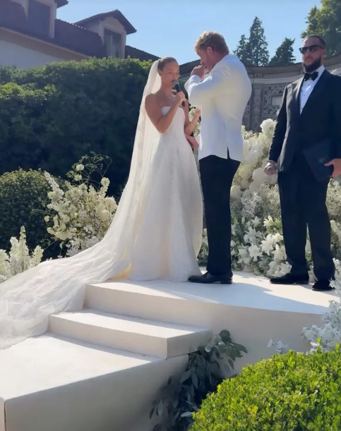 Nina Agdal và Logan Paul trong khoảnh khắc trao lời thề.