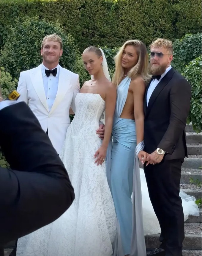 Nina Agdal - Logan Paul chụp ảnh cùng em trai Jake Paul và vị hôn thê.