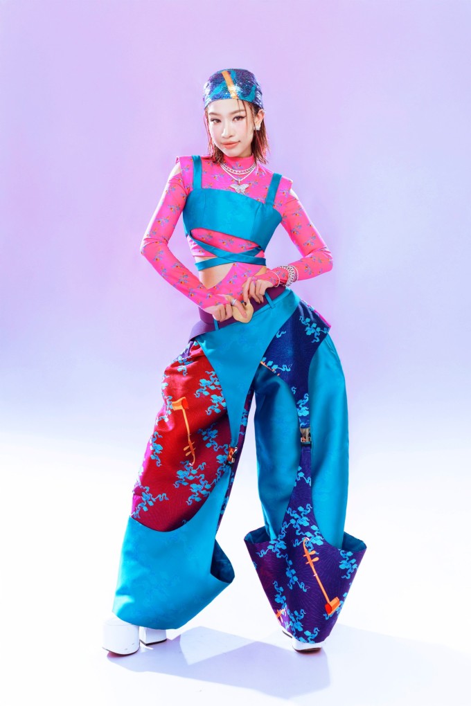 Lâm Bảo Ngọc diện trang phục sắc màu tại vòng bốn của show "Em xinh say hi".
