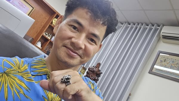 NSND Xuân Bắc khoe quà của 2 con trai.