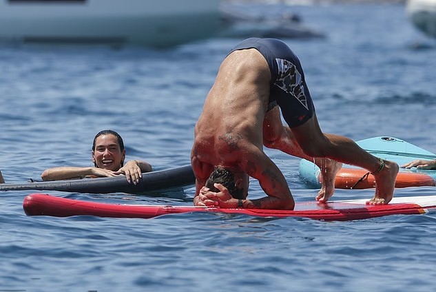 Dua Lipa ngắm vị hôn phu, tài tử Callum Turner, thử tư thế giống cô.