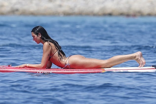 Tư thế rắn hổ mang giúp người đẹp giãn cơ, giảm đau lưng, tuần hoàn máu.