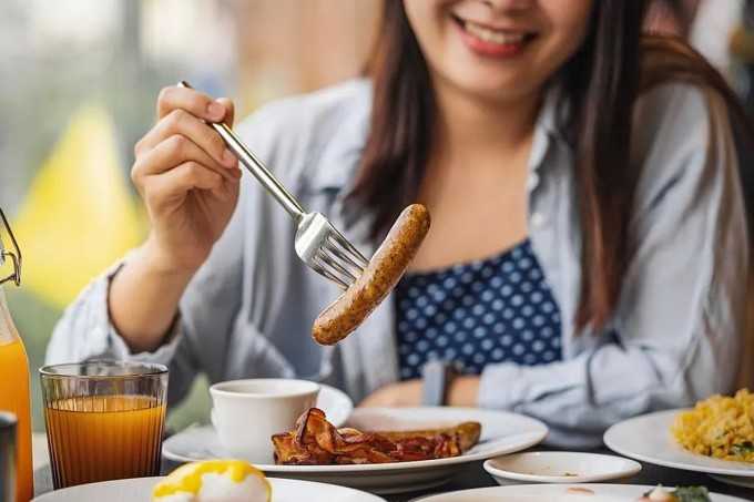 Thịt chế biến sẵn được xếp vào cùng nhóm 'chất gây ung thư' với thuốc lá.