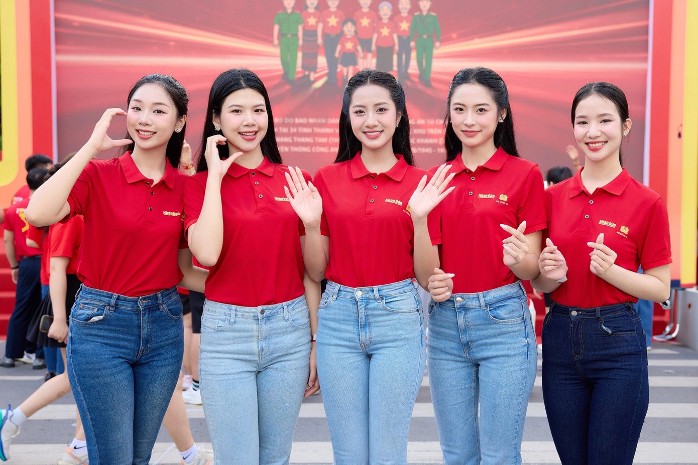 Đại sứ Thể thao và Thời trang - Đinh Hoàng Linh Đan và Đại sứ Nhân ái - Nguyễn Phương Nhi chia sẻ sự hào hứng khi có mặt ở Thủ đô nhân dịp cả nước tưng bừng chào đón kỷ niệm ngày lễ lớn. Hai người đẹp tham gia nhiều hoạt động ý nghĩa nhân dịp này ở Hà Nội.