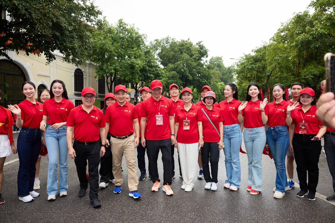 Hoa hậu Hà Trúc Linh, Á hậu Vân Nhi hòa cùng biển người nhuộm đỏ phố đi bộ Hồ Gươm - 21