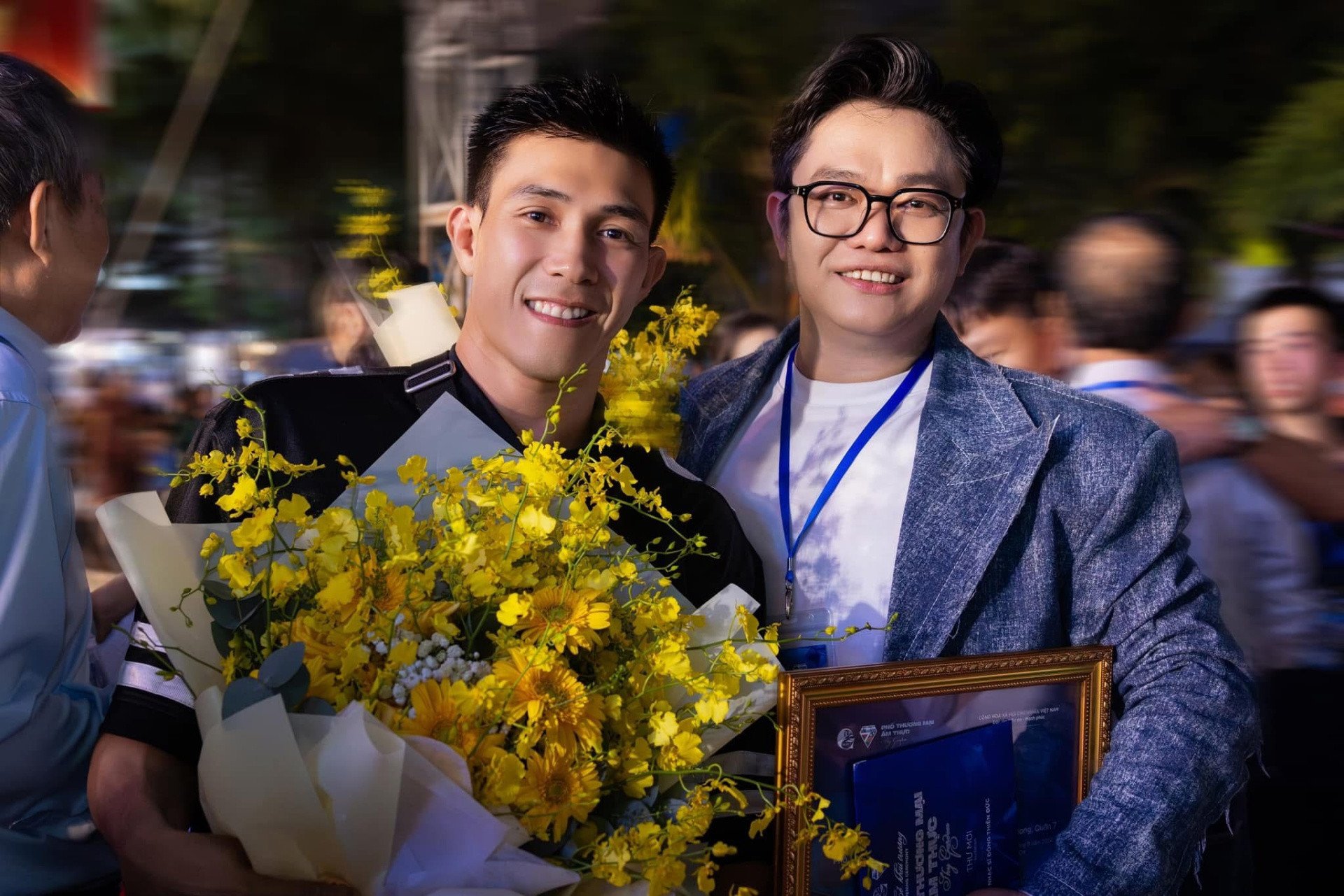 Đông Thiên Đức và MC Quyền Linh, Nguyễn Trần Duy Nhất tại một sự kiện.