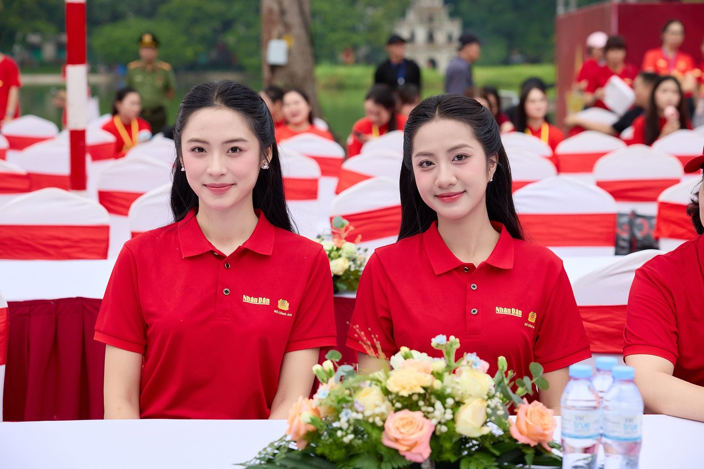 Sáng 16/8, Hoa hậu Hà Trúc Linh, Á hậu Vân Nhi tham gia chương trình Cùng Việt Nam tiến bước tại khu vực phố đi bộ Hồ Gươm. Ngay từ sáng sớm, các người đẹp cùng hàng nghìn người dân Hà Nội đã mặc những chiếc áo cờ đỏ sao vàng, tạo nên không gian đỏ rực ở trung tâm Thủ đô.
