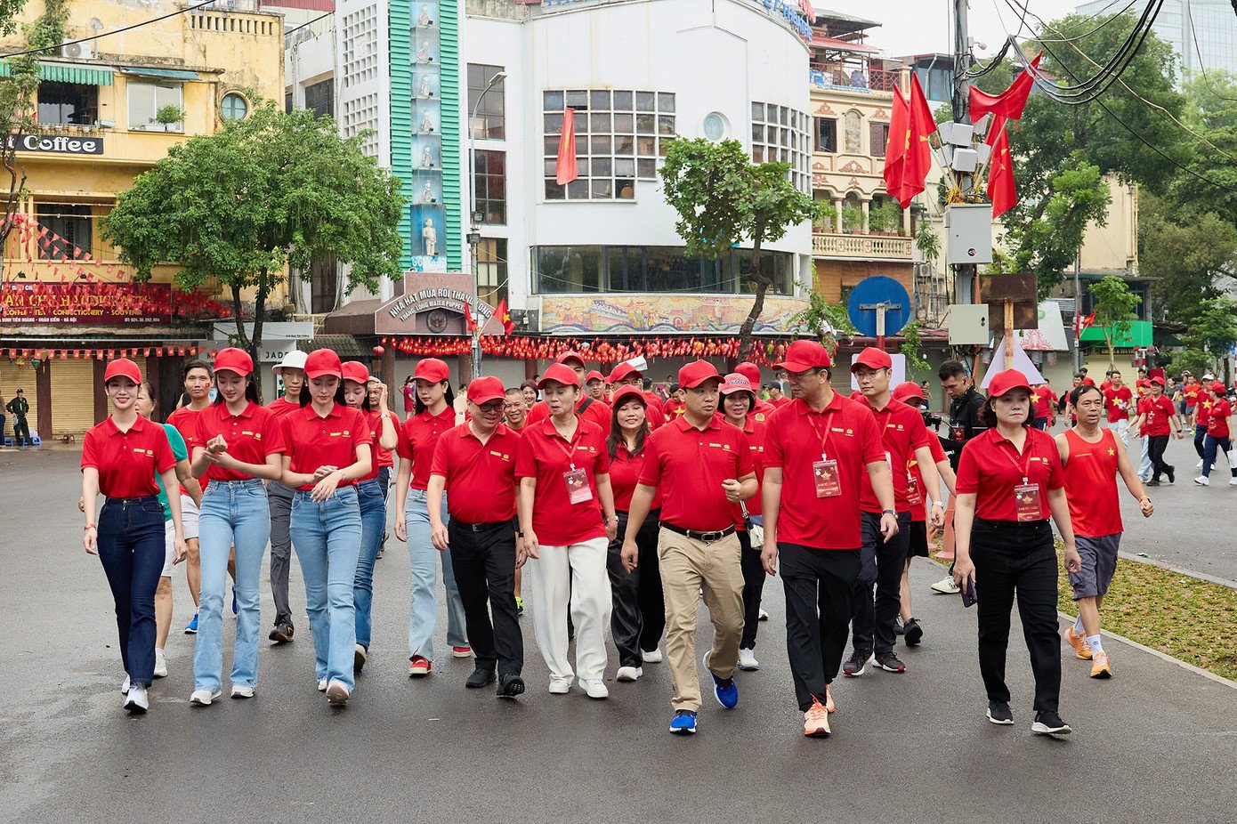 Hoa hậu Hà Trúc Linh, Á hậu Vân Nhi hòa cùng biển người nhuộm đỏ phố đi bộ Hồ Gươm - 22