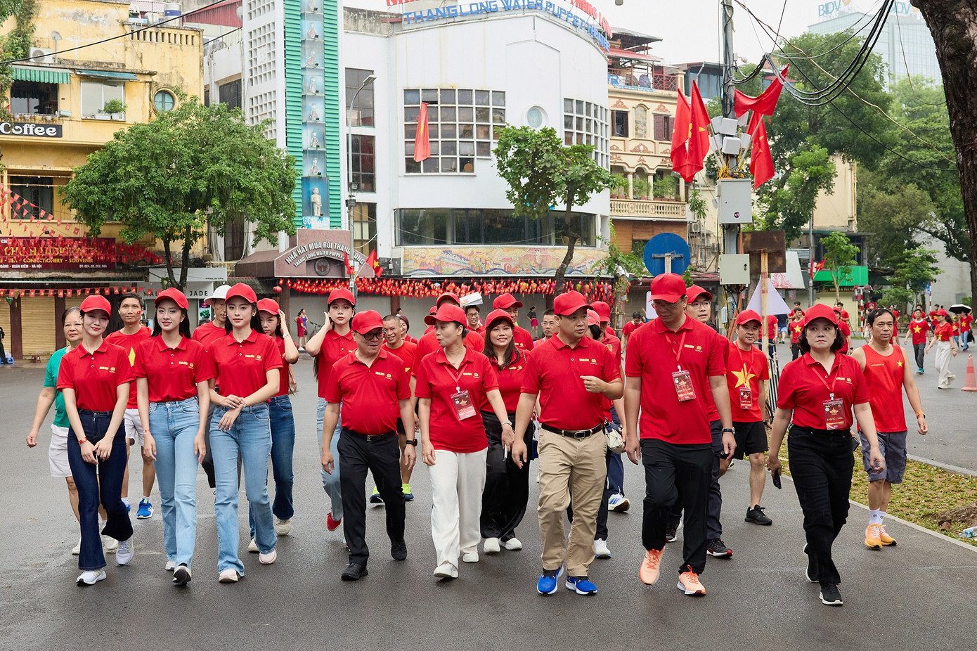 Hoa hậu Hà Trúc Linh, Á hậu Vân Nhi hòa cùng biển người nhuộm đỏ phố đi bộ Hồ Gươm - 23