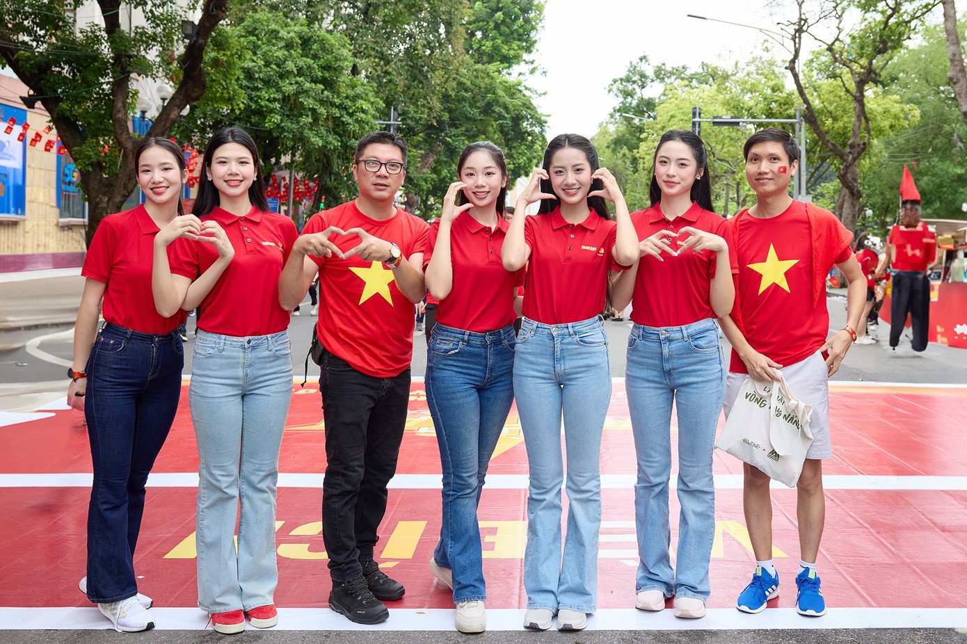 Ngay từ sáng sớm, trời Hà Nội có mưa nhẹ nhưng vẫn không ngăn được dòng người không ngừng đổ về khu vực phố đi bộ Hồ Gươm trong những chiếc áo đỏ rực.