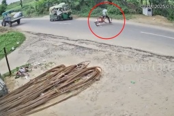 Clip: Xe đạp sang đường ẩu, khiến xe ba bánh chở đầy khách lật nhào giữa đường