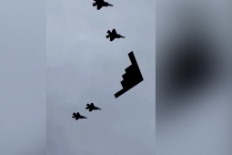 Thế giới - Video oanh tạc cơ B-2 bay qua khi ông Trump và ông Putin đi trên thảm đỏ ở Alaska