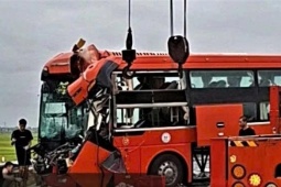 Xe khách tông đuôi container trên cao tốc, tài xế mắc kẹt trong ca bin