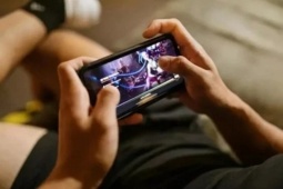 Bé trai 5 tuổi mất thị lực chỉ vì mê game, bác sĩ nói không thể phục hồi
