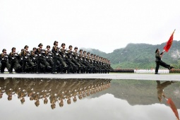 Tin tức trong ngày - Hơn 16.000 chiến sĩ hợp luyện diễu binh trong mưa