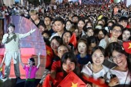 Giải trí - Người dân thủ đô chen nhau xem đêm nghệ thuật mừng đại lễ