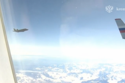 VIDEO: Mỹ điều tiêm kích F-22 hộ tống ông Putin