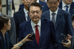 Thế giới - Vợ chồng cựu tổng thống Hàn Quốc bị tước đặc quyền truyền thống trong tù