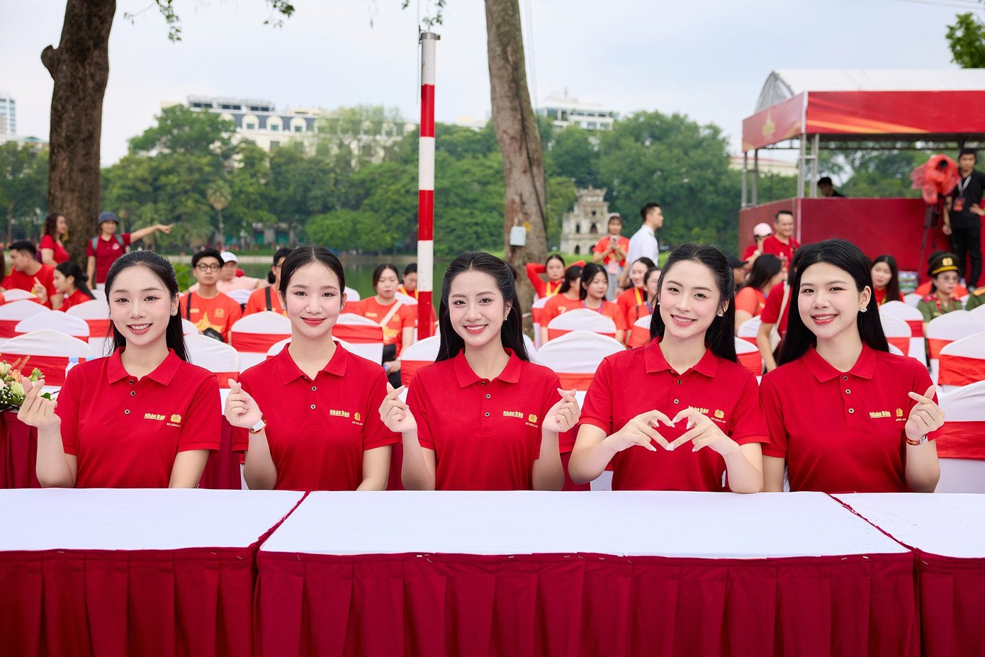 Hoa hậu Hà Trúc Linh, Á hậu Vân Nhi hòa cùng biển người nhuộm đỏ phố đi bộ Hồ Gươm - 3