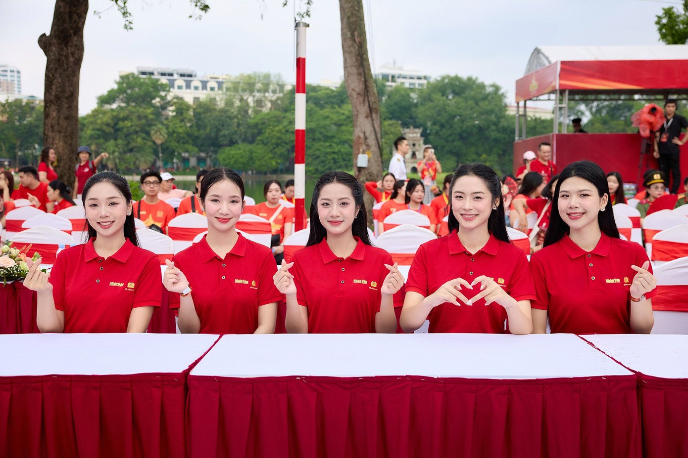 Tham gia sự kiện còn có các người đẹp của cuộc thi Hoa hậu Việt Nam 2024 gồm Đại sứ Du lịch và Môi trường - Phạm Thùy Dương, Đại sứ Thể thao và Thời trang - Đinh Hoàng Linh Đan, Đại sứ Nhân ái - Nguyễn Phương Nhi.
