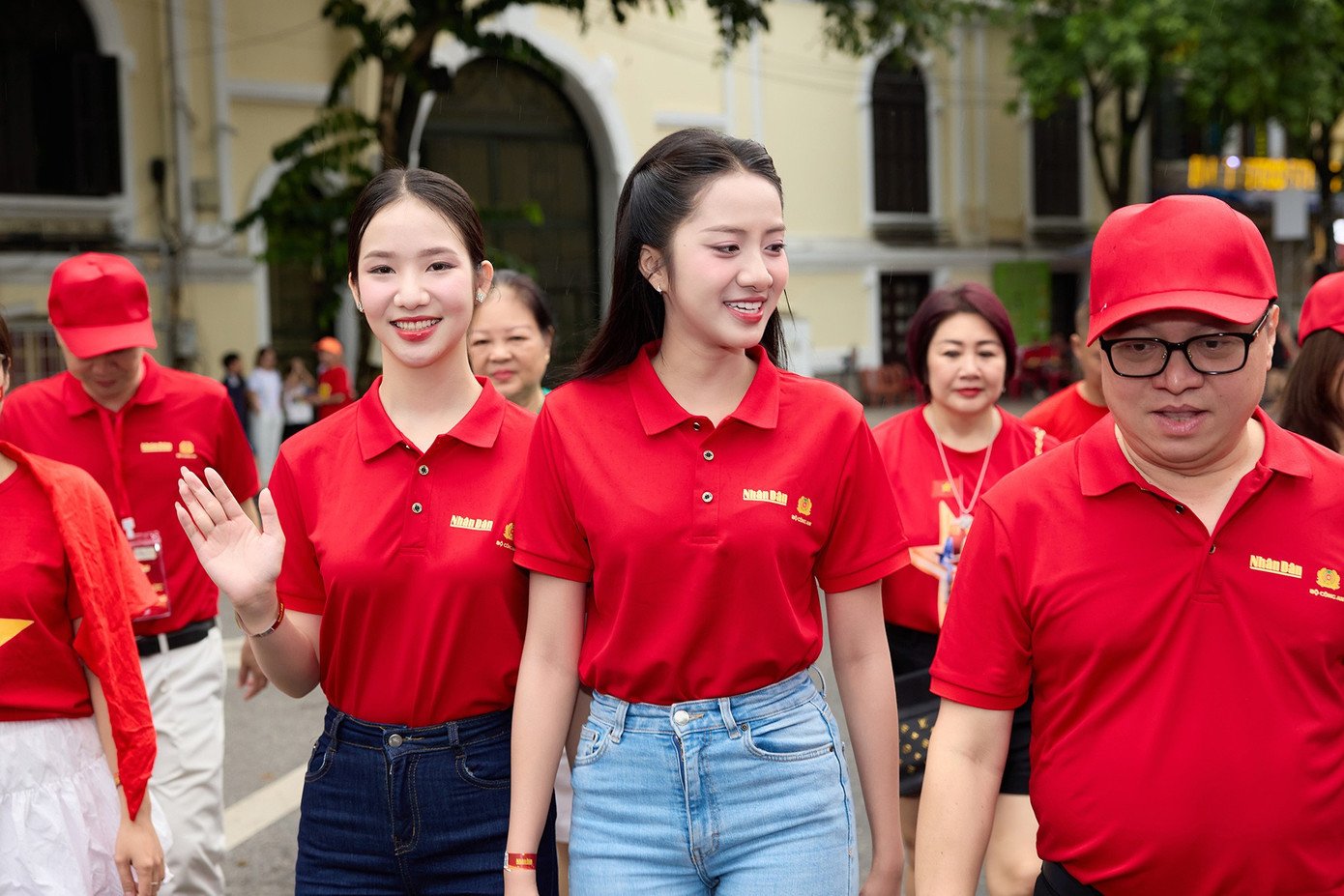 Lần đầu tiên, một hoạt động đi bộ được diễn ra đồng loạt tại 34 tỉnh, thành phố với 3.321 xã, phường và đặc khu hành chính trên toàn quốc. Hoa hậu Hà Trúc Linh, Á hậu Vân Nhi cùng dàn người đẹp hứng khởi hòa vào dòng người đi bộ, lan tỏa thông điệp yêu nước mạnh mẽ.