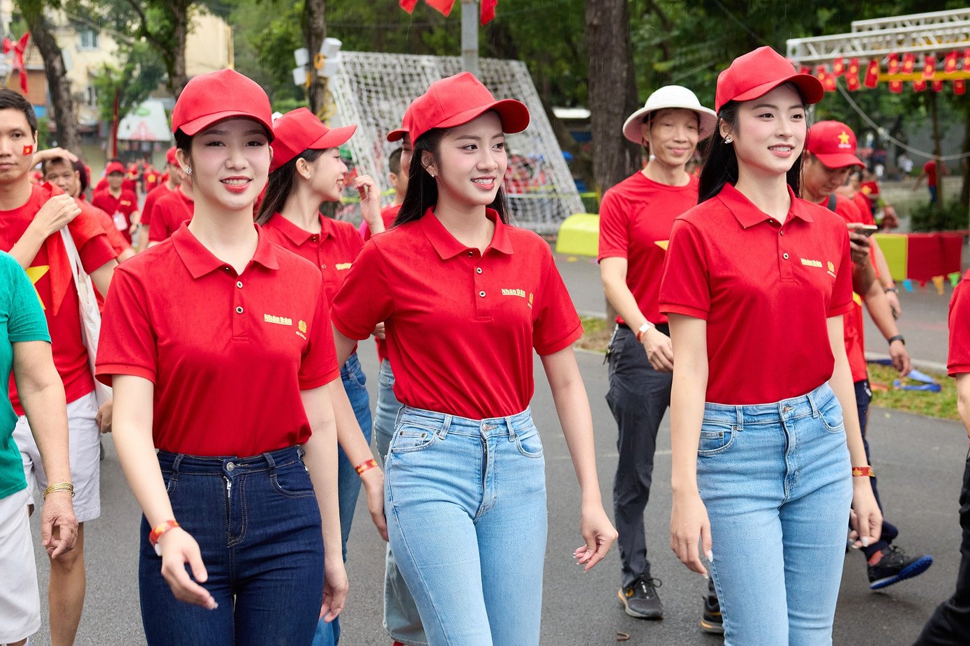Hoa hậu Hà Trúc Linh, Á hậu Vân Nhi hòa cùng biển người nhuộm đỏ phố đi bộ Hồ Gươm - 8