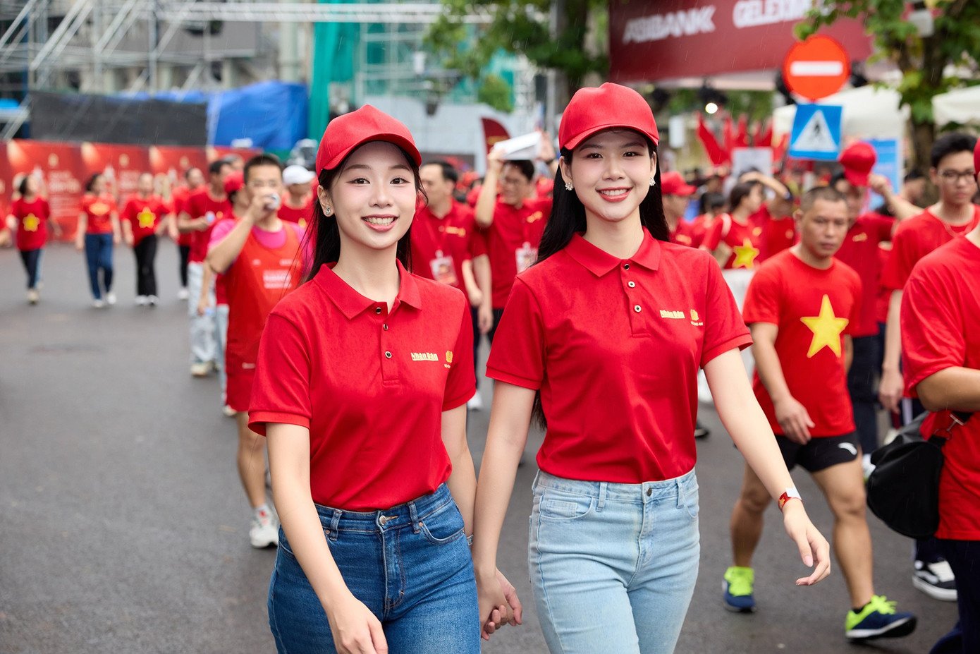 Hoa hậu Hà Trúc Linh, Á hậu Vân Nhi hòa cùng biển người nhuộm đỏ phố đi bộ Hồ Gươm - 9
