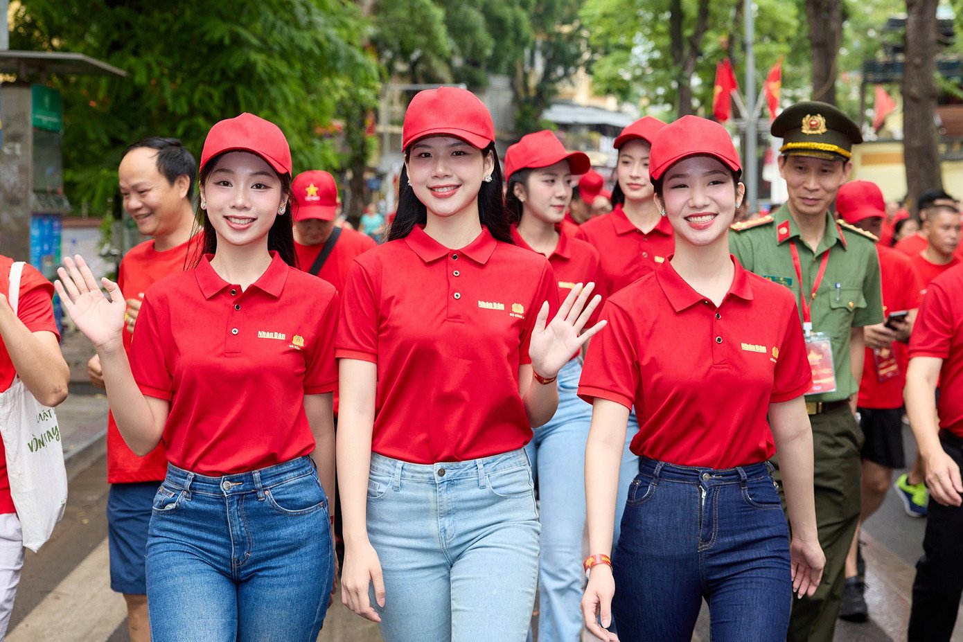 Hoa hậu Hà Trúc Linh, Á hậu Vân Nhi hòa cùng biển người nhuộm đỏ phố đi bộ Hồ Gươm - 10