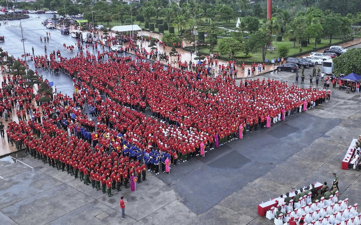 Người dân Quảng Trị mặc áo cờ đỏ sao vàng tham gia chương trình đi bộ “Cùng Việt Nam tiến bước” với chủ đề “1 tỷ bước chân tiến vào kỷ nguyên mới”. Ảnh: CTV