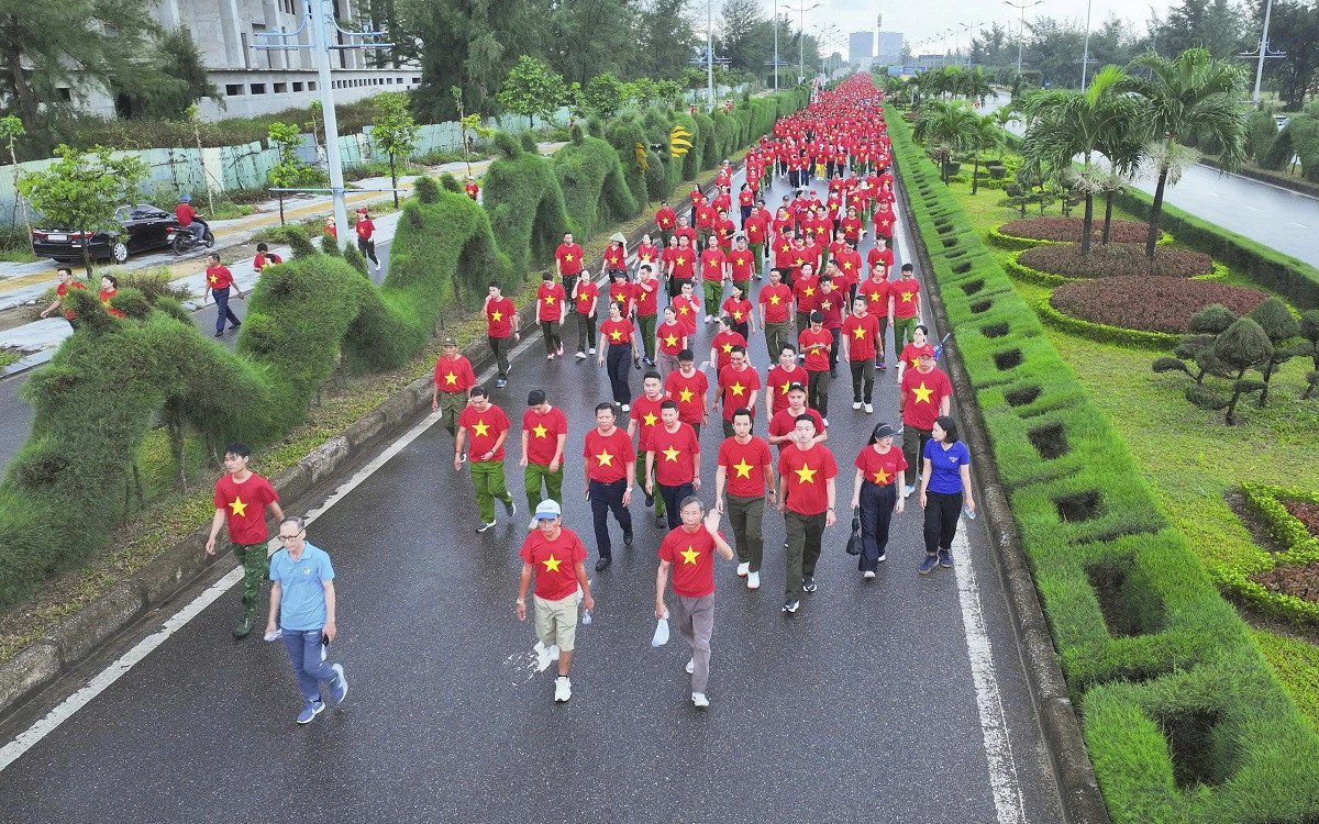 Đi bộ trên tuyến đường Võ Nguyên Giáp, ở xã Bảo Ninh (cũ). Ảnh: CTV