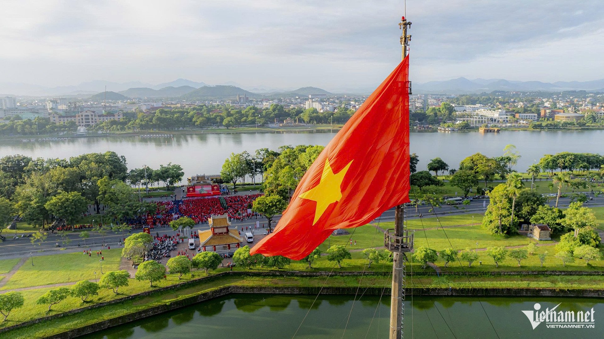 Hàng trăm nghìn người mặc áo cờ đỏ sao vàng đi bộ mừng Quốc khánh - 29