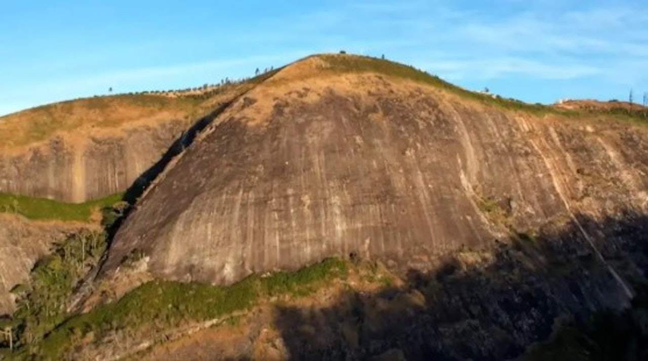 Cặp đôi đậu xe sát mép vực.