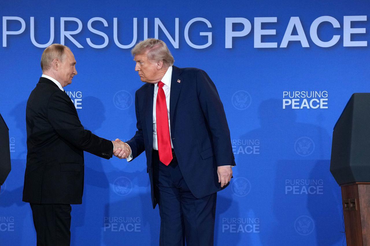 Ông Putin và ông Trump bắt tay sau khi kết thúc họp báo chung ở Alaska. Ảnh: Getty Images.
