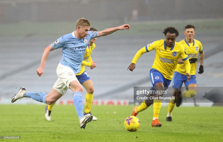 Tau từng khoác áo Brighton và đọ tài với các ngôi sao nổi tiếng tại Ngoại hạng Anh