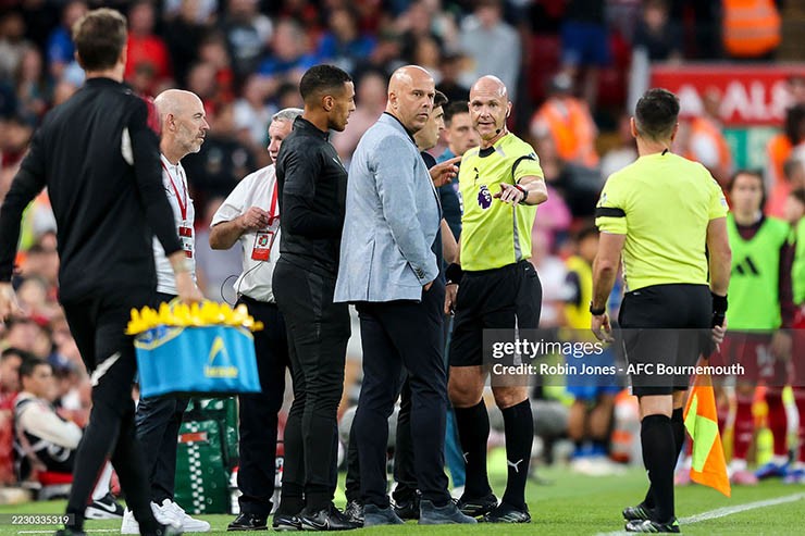 Trận đấu gián đoạn vì sự cố liên quan đến cầu thủ Semenyo của Bournemouth