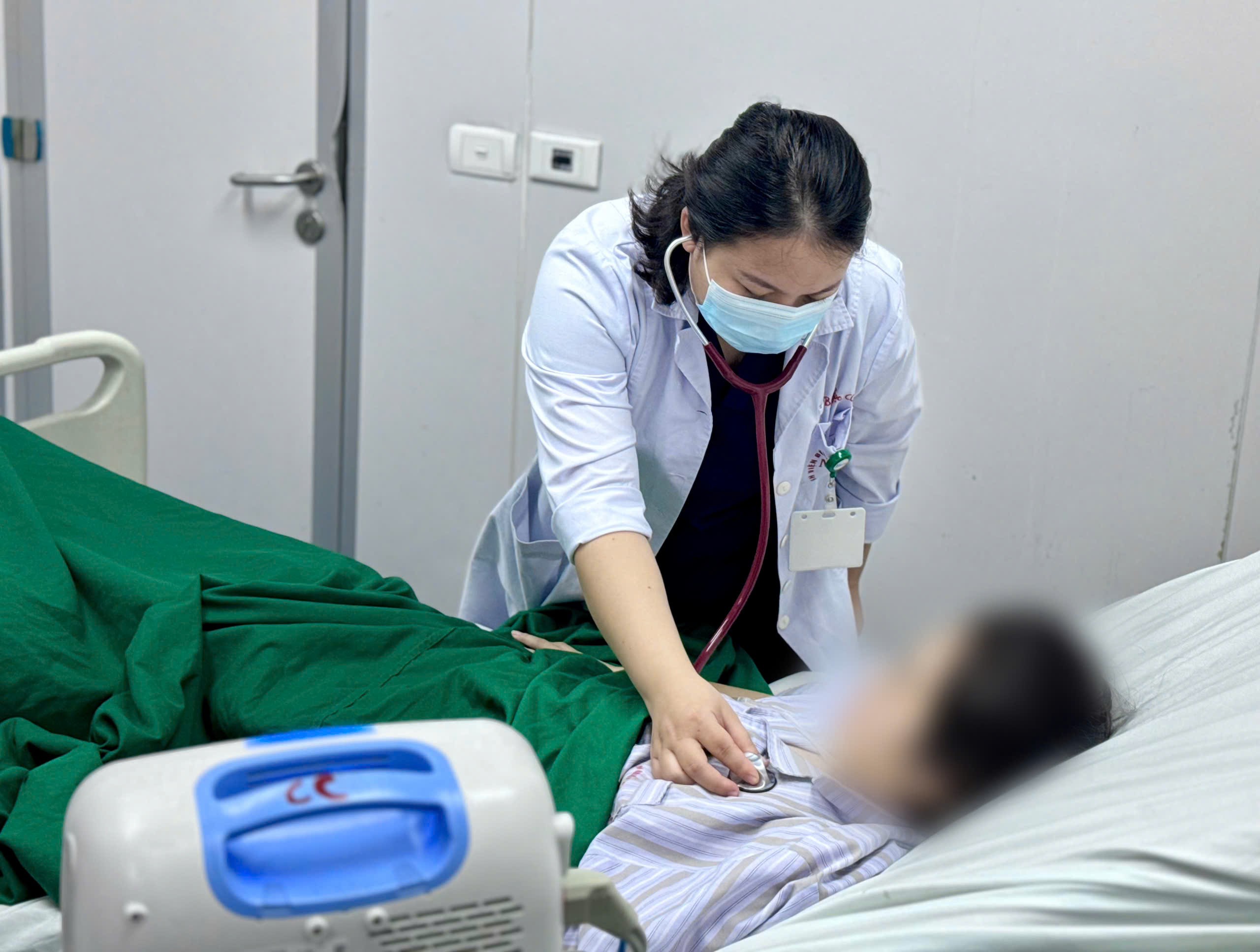 Bác sĩ cấp thăm khám cho bệnh nhân.&nbsp;