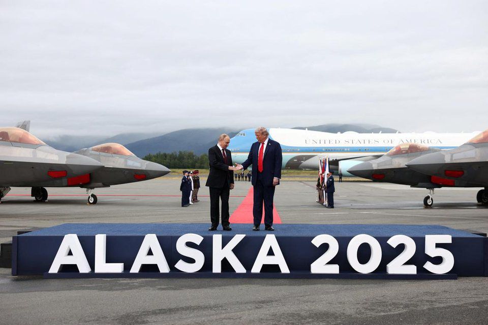 Ông Trump và ông Putin tại hội nghị thượng đỉnh ở Alaska (ảnh: CNN)