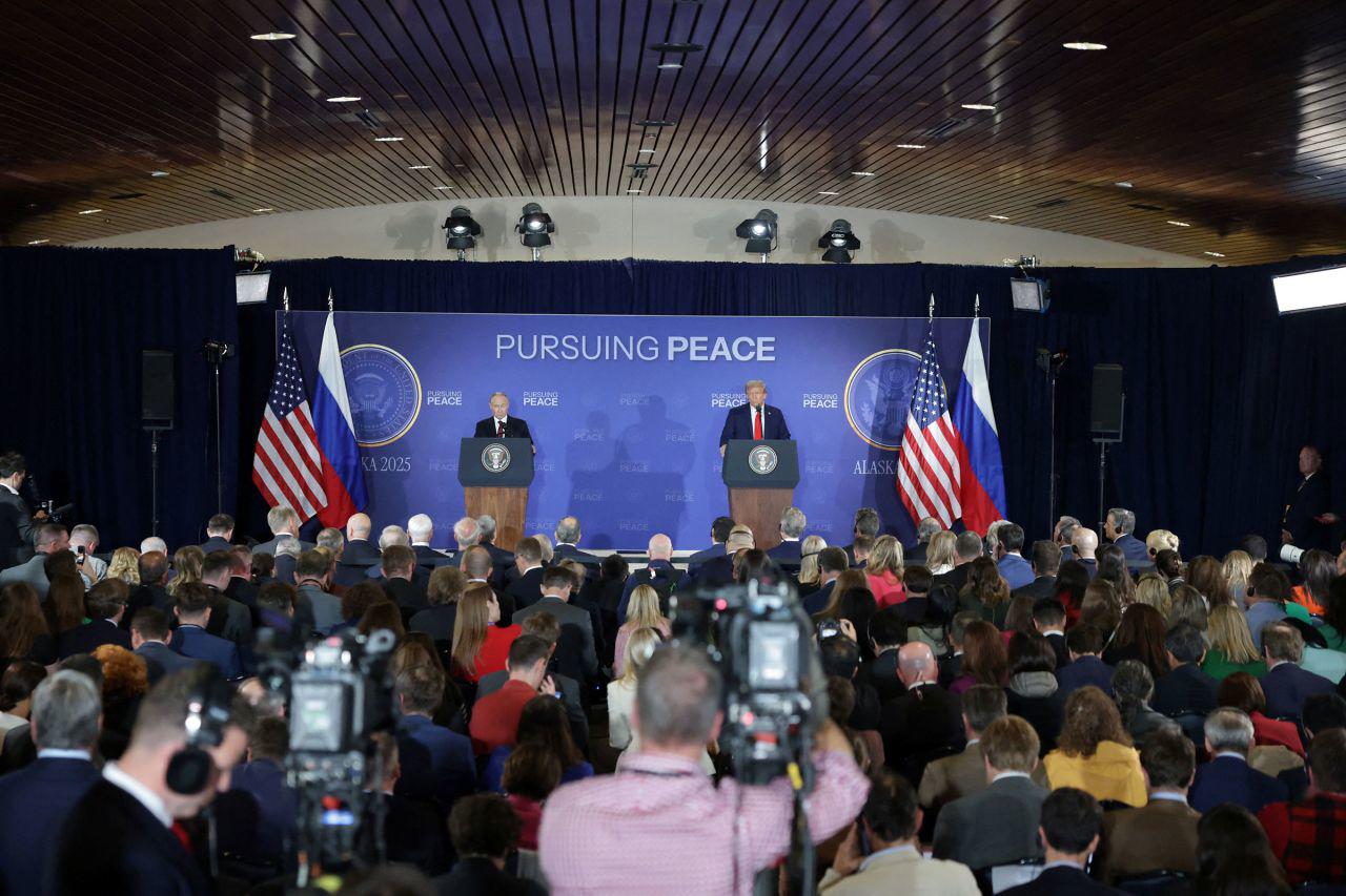 Ông Trump và ông Putin trả lời họp báo chung. Ảnh: Reuters.