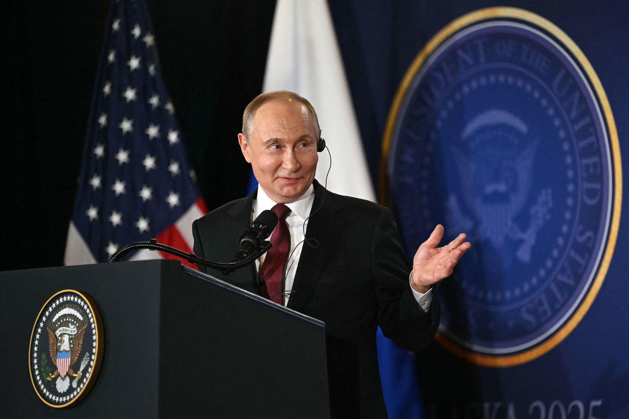 Tổng thống Nga Vladimir Putin phát biểu trong cuộc họp báo chung cùng Tổng thống Mỹ Donald Trump. Ảnh: AFP.