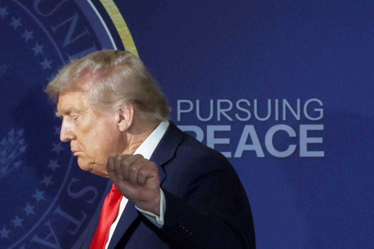 Ông Trump rời sân khấu sau cuộc họp báo chung với ông Putin. Ảnh: Reuters.